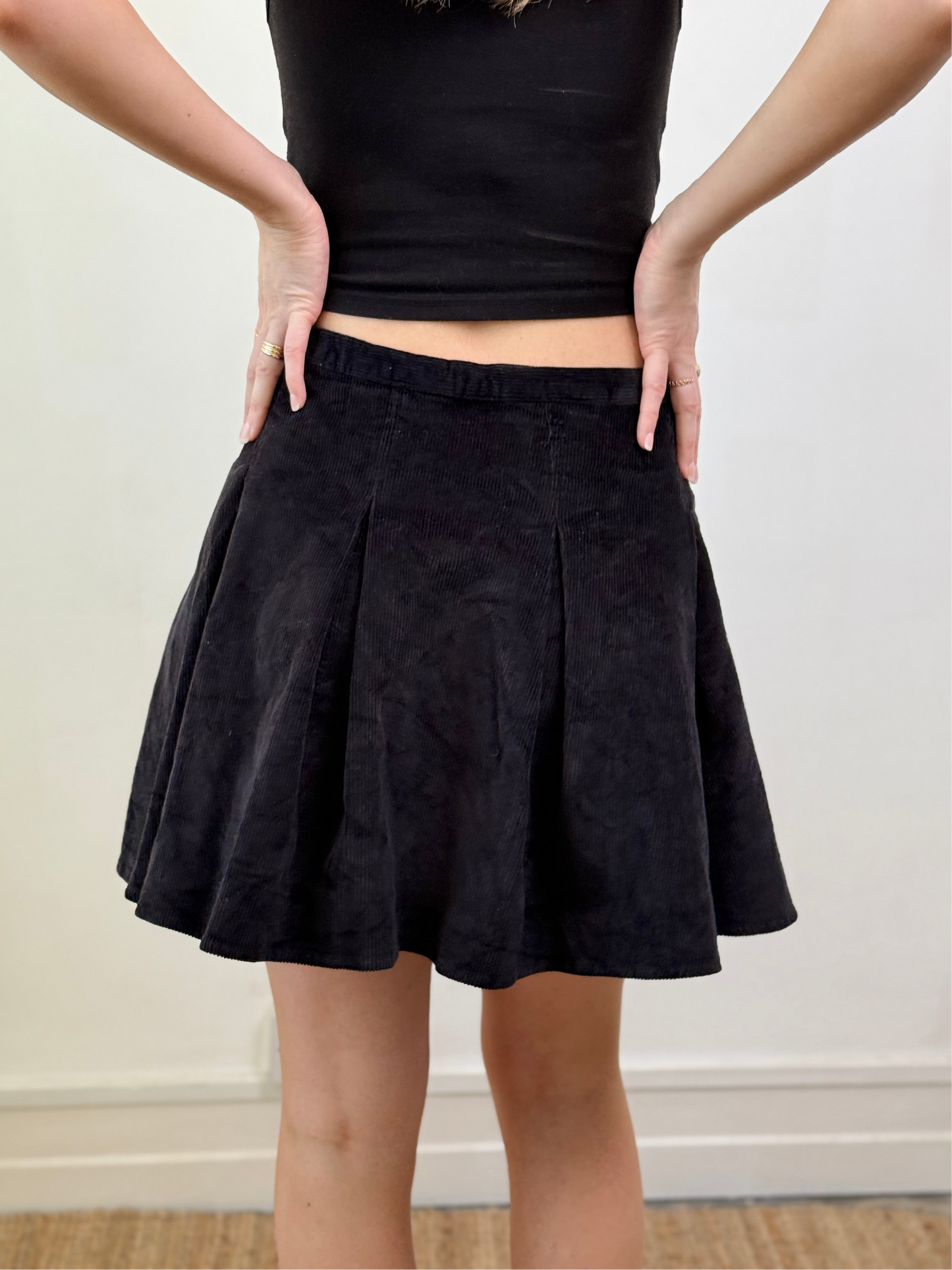CORDUROY BLACK PLEATED MINI SKIRT