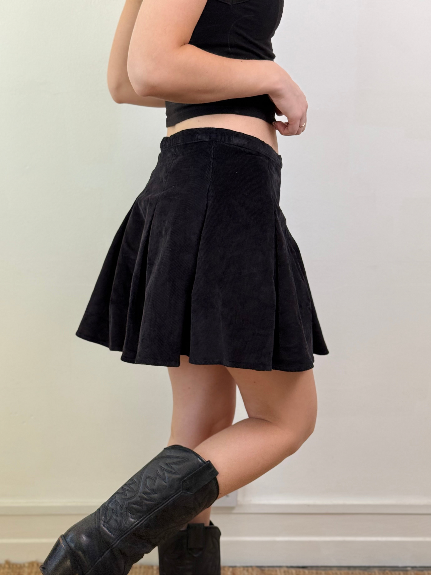 CORDUROY BLACK PLEATED MINI SKIRT