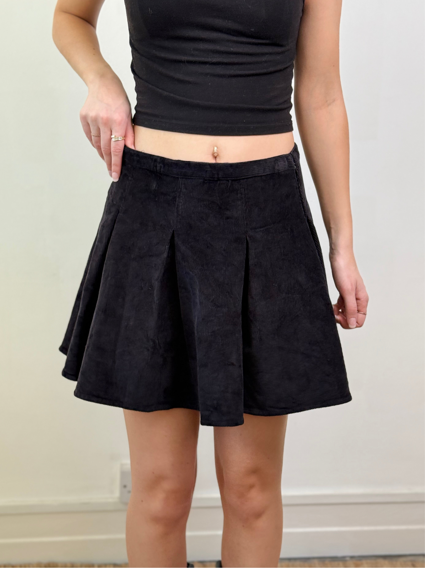 CORDUROY BLACK PLEATED MINI SKIRT